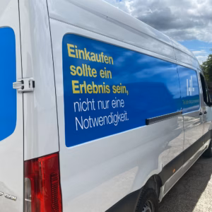 Professionelle Folierung eines Mercedes Sprinter mit hochwertigem Werbe-Digitaldruck.