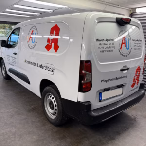 Professionelle Fahrzeugbeschriftung für einen Apotheken-Lieferwagen mit Firmenlogo und diversen Schriftzügen.