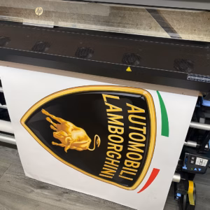 Druckprozess von Klebefolien auf einem professionellen Großformatdrucker.