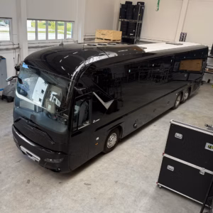 Vollfolierung eines Busses: Kompletter Farbwechsel von Weiß auf Schwarz mittels hochwertiger Folie.