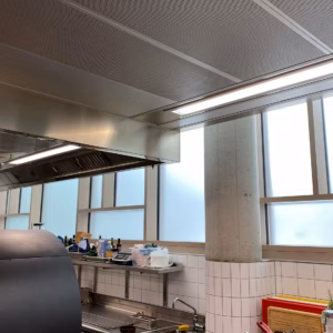 Sichtschutzfolie auf Küchenfenstern in einem Hotel in München