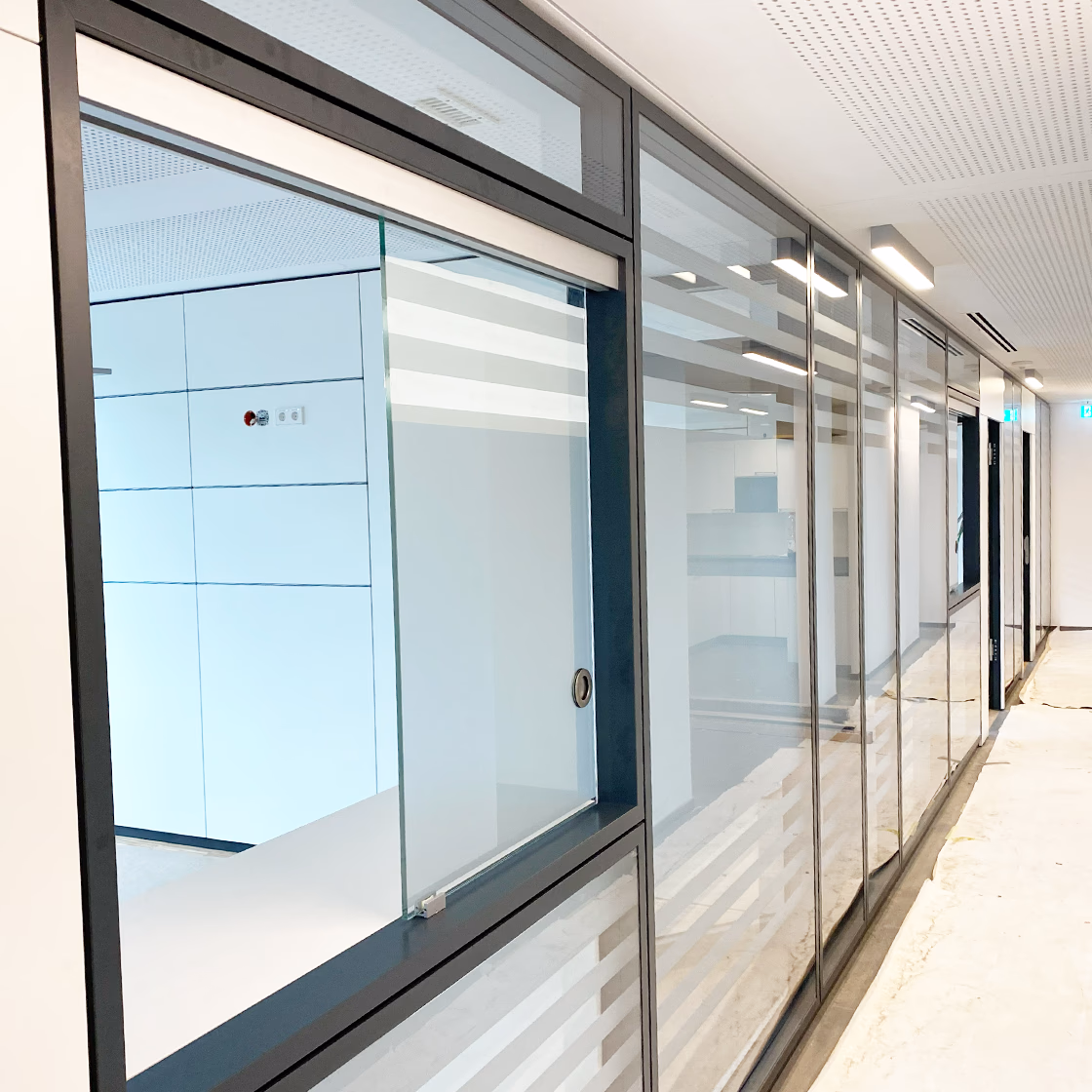 Moderne Bürogestaltung mit Sichtschutzfolie: Lichtdurchlässige Folie als Sichtschutz für Fenster.