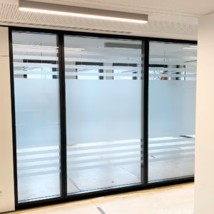 Verklebung von Glasdekorfolie auf Glastrennwänden: Effektive Folie als Sichtschutz für Fenster in Meetingräumen.