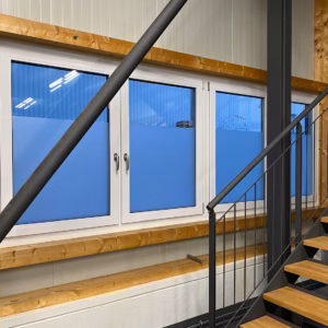 Sichtschutzfolie für Werkstatt: Beklebung von Fenster und Rolltor durch Experten in Eching.
