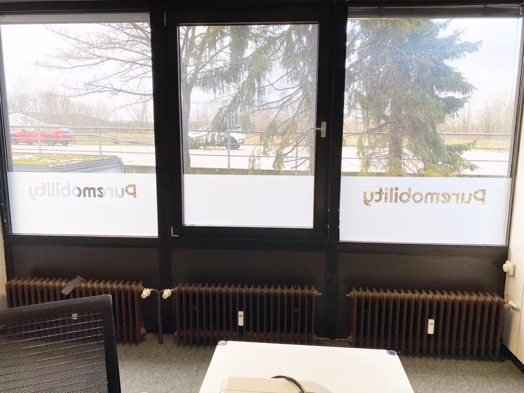 Sichtschutzfolie an einem Bürofenster für mehr Privatsphäre bei vollem Lichteinfall.