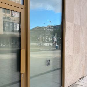 Blickdichte Sichtschutzfolie für ein Ladengeschäft im Hotel Königshof in München.