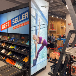 Professioneller LED-Aluspannrahmen mit leuchtender Textilgrafik in einem Münchener Geschäftsraum.