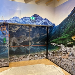 Wandgestaltung einer Ladenfläche in München mit individueller Digitaldruckfolie.